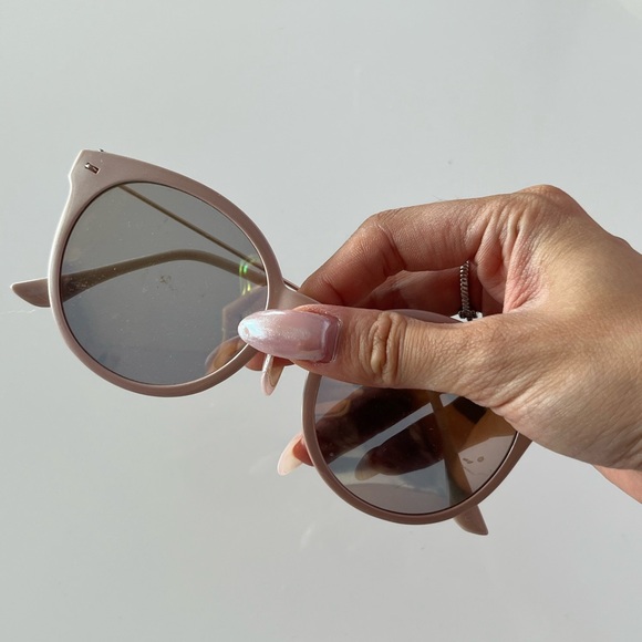 Urban Outfitters Pink Retro Sunglasses - Picture 4 of 5